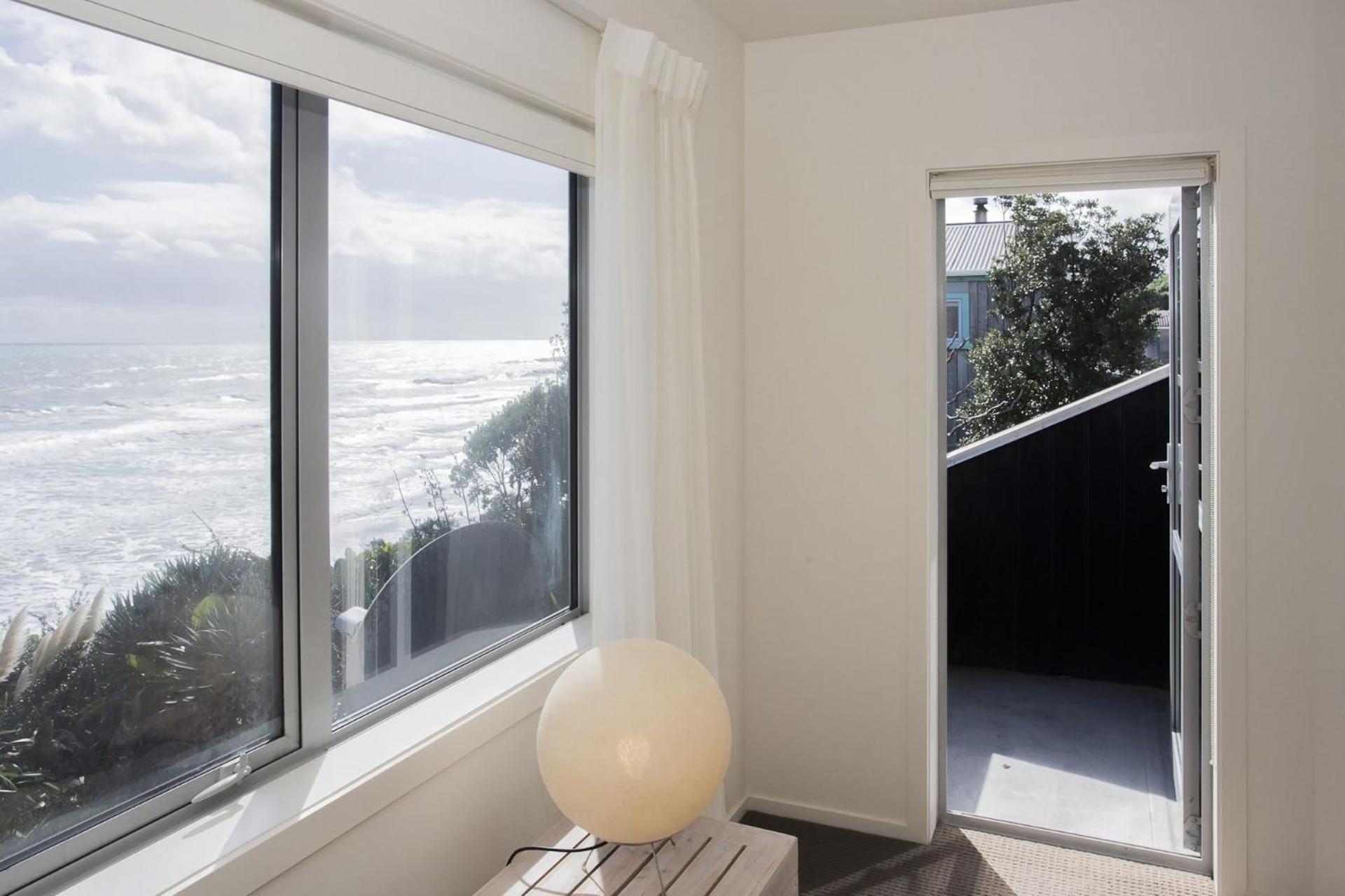 Chester Cottage Beachfront Oakura Exterior foto